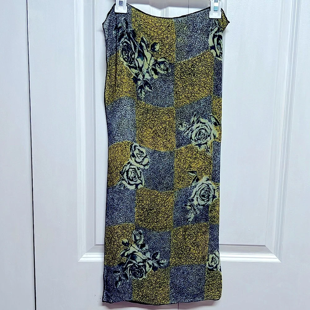 Gray & Green Rose Print Sheer Scarf 26’ x 28’